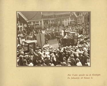 222740 Afbeelding van de aankomst van koningin Wilhelmina en haar gevolg bij de Jaarbeurs te Utrecht.